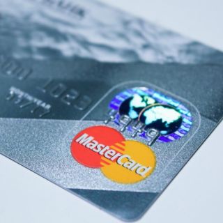 ¿Cuánto pagan los mexicanos por sus tarjetas de crédito?