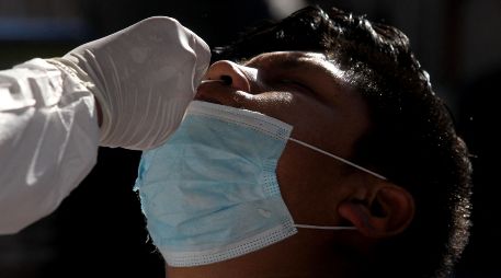 En caso de tener algún síntoma como dolor de garganta, fluido nasal, fiebre o dolor de cabeza, lo más recomendable es realizarse una prueba de COVID-19 y, de preferencia, también de influenza. AFP / U. Ruiz