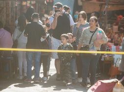 En El baratillo, los asistentes olvidaron el uso del cubrebocas. EL INFORMADOR /G. GALLO