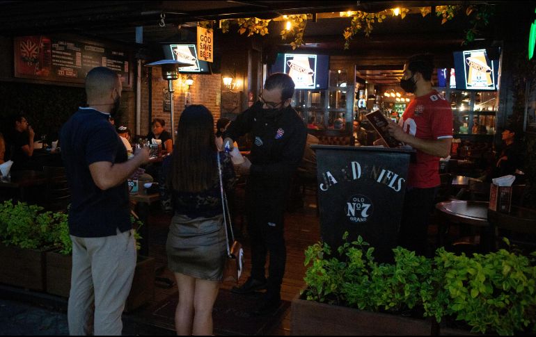 Filtro sanitario en un restaurante de avenida Chapultepec. El requisito de vacuna o prueba de no contagio empezará el 14 de enero. EL INFORMADOR/G. Gallo