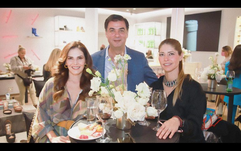 Karla Larrañaga, José Manuel Ruiz y María Hermosillo.  GENTE BIEN JALISCO/ TONY MARTÍNEZ
