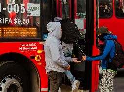 Pese a que está prohibido por la Ley de Movilidad, operadores del transporte público y sus ayudantes cobran a los pasajeros de la metrópoli para que puedan abordar las unidades. EL INFORMADOR/G. Gallo
