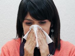 Recomiendan aislarse en caso de tener síntomas leves o elevados como dolor de garganta, tos, flujo nasal abundante, fiebre, ronquera, estén o no vacunados. EL INFORMADOR / ARCHIVO