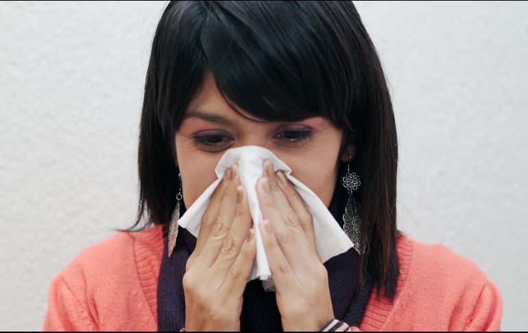 Recomiendan aislarse en caso de tener síntomas leves o elevados como dolor de garganta, tos, flujo nasal abundante, fiebre, ronquera, estén o no vacunados. EL INFORMADOR / ARCHIVO