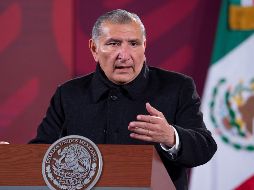 Adán Augusto López dijo hoy que el accidente ocurrió entre Ciudad Mendoza y Orizaba, Veracruz, cuando el camión en donde viajaban los migrantes chocó contra una barrera de protección.  EFE/Presidencia de México