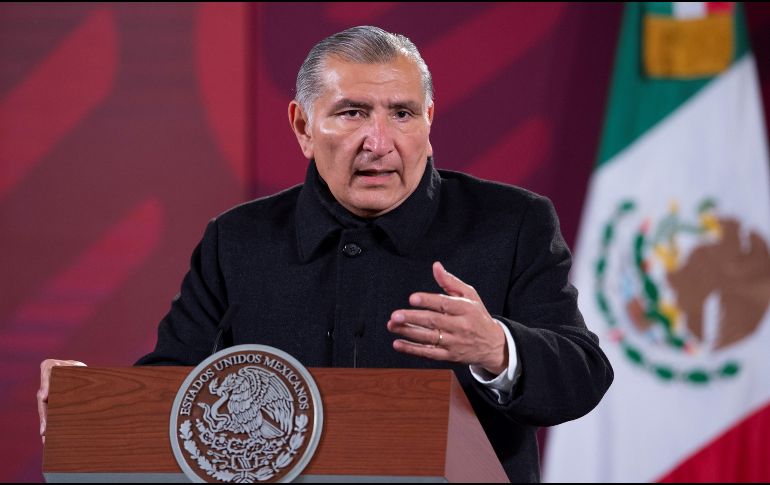 Adán Augusto López dijo hoy que el accidente ocurrió entre Ciudad Mendoza y Orizaba, Veracruz, cuando el camión en donde viajaban los migrantes chocó contra una barrera de protección.  EFE/Presidencia de México