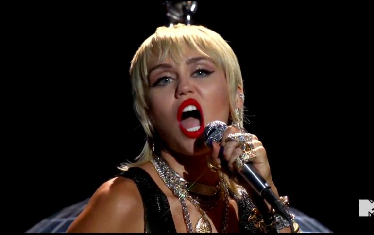 Miley Cyrus y el baterista de la agrupación Liily, empezaron a salir desde finales del 2021. AP/ARCHIVO