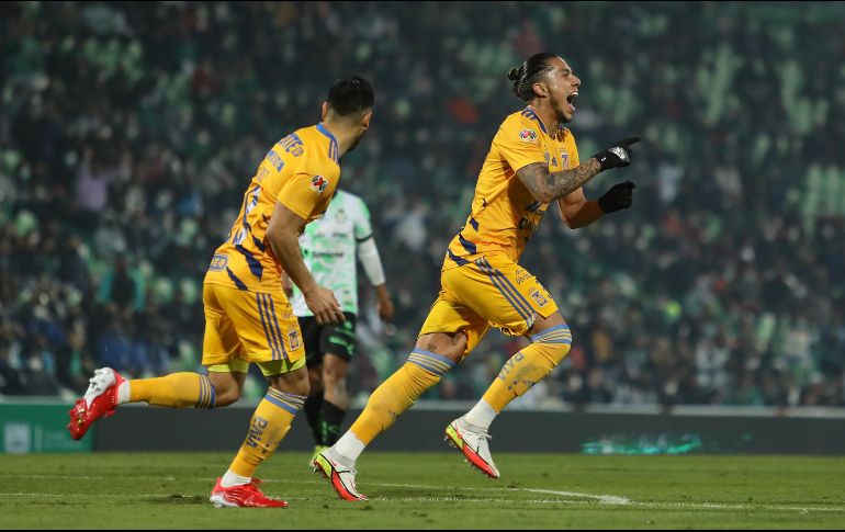 HÉROE. Carlos Salcedo se sumó al ataque y consiguió el gol del empate sobre el final del encuentro. IMAGO7