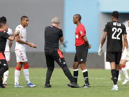 Un directivo del torneo africano contó en la radio que el silbante Janny Sikazwe (C) sufrió una insolación, porque 