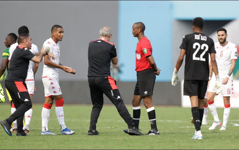 Un directivo del torneo africano contó en la radio que el silbante Janny Sikazwe (C) sufrió una insolación, porque 