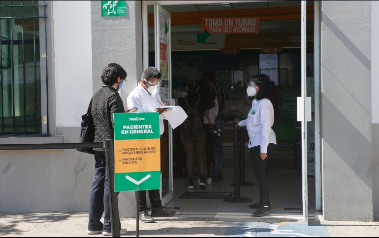 Tanto hospitales como farmacias y laboratorios privados muestran largas filas. EL INFORMADOR/G. Gallo