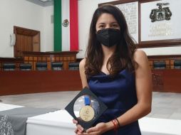 La triatleta Laura Rivas se mostró complacida por recibir este reconocimiento. ESPECIAL