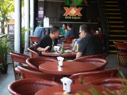 Ahora será necesario presentar el certificado de vacunación como medida preventiva en bares y restaurantes-bares. EL INFORMADOR/G. Gallo