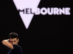 Djokovic viajó a Melbourne con una exención médica que le permitía jugar sin estar vacunado el Abierto de Australia, país que lucha contra un repunte de casos de la COVID-19. AFP/M. Keep