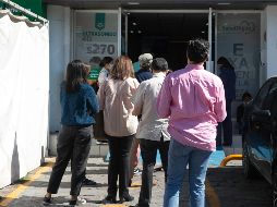 Filas para realizar pruebas de detección de COVID-19. La variante ómicron ha creado cifras de contagio récord. EL INFORMADOR/G. Gallo