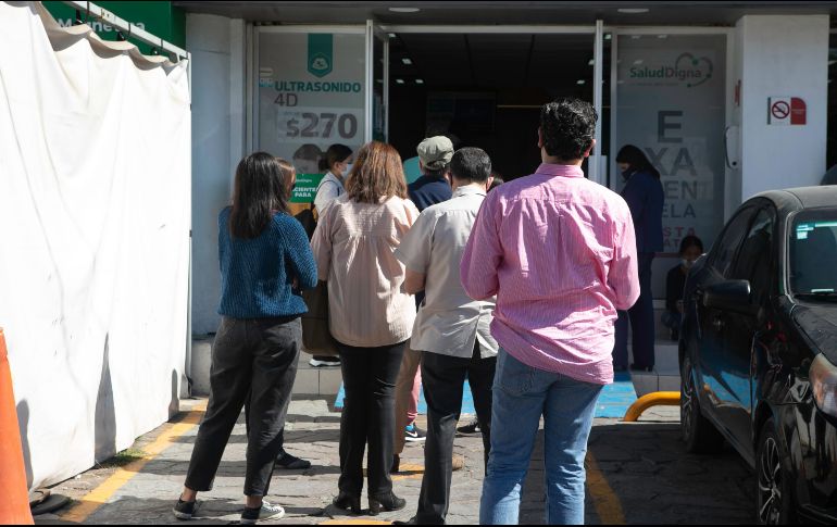 Filas para realizar pruebas de detección de COVID-19. La variante ómicron ha creado cifras de contagio récord. EL INFORMADOR/G. Gallo