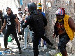 Migrantes haitinaos intentaron entrar a las instalaciones de la Comar y agredieron a los policías que lo impidieron. EFE/M. Guzmán