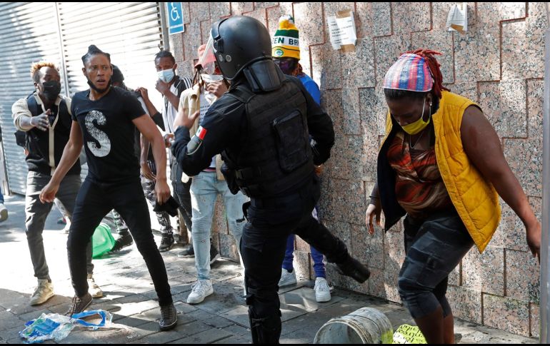 Migrantes haitinaos intentaron entrar a las instalaciones de la Comar y agredieron a los policías que lo impidieron. EFE/M. Guzmán