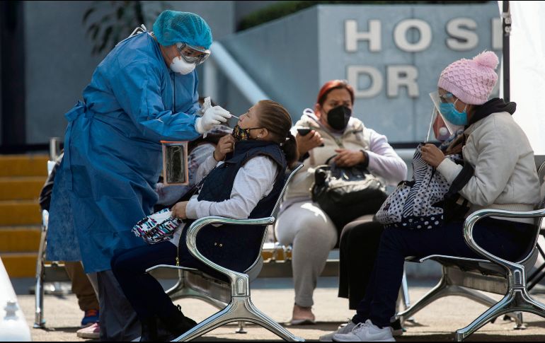 Personas acuden a módulos para detectar si tienen el virus. EFE/I. Esquivel