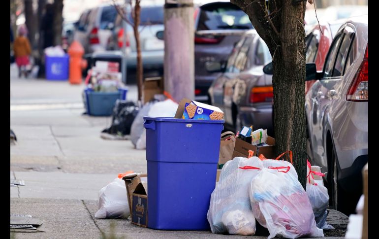 Las demoras representan más que una molestia para los residentes, ya que pueden generar obstrucciones en el alcantarillado y las banquetas. AP/M. Rourke
