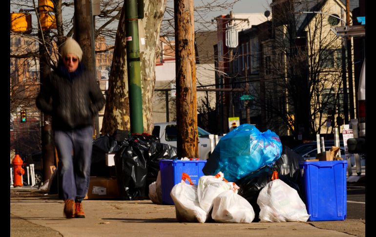 Las demoras representan más que una molestia para los residentes, ya que pueden generar obstrucciones en el alcantarillado y las banquetas. AP/M. Rourke