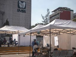 Fotografía de un puesto de pruebas para detectar el coronavirus en un módulo instalado en el Hospital Carlos MacGregor, en la Ciudad de México. EFE/I. Esquivel