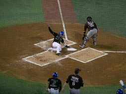 Japhet Amador impulsó las dos carreras de Jalisco. En la foto, Juan José Aguilar anota la primera. EL INFORMADOR/G. Gallo