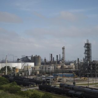 Petróleo sigue con tendencia positiva