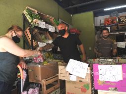 En pleno verano boreal los argentinos tienen una amplia oferta de frutas de temporada que también han incrementado su precio por la inflación. EFE/E. García