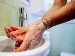 Cuando una persona enferma de COVID-19 no tiene los cuidados correspondientes en casa, el resto de la familia queda expuesta al contagio. AFP / ARCHIVO