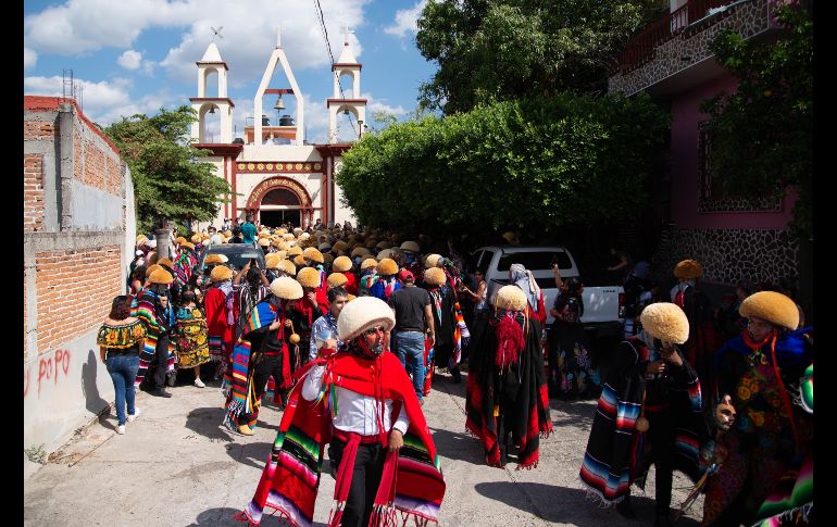 Los danzantes usan una máscara de madera y un sarape, así como una montera en la cabeza; bailan al son del tambor y las flautas de carrizo. EFE/C. López
