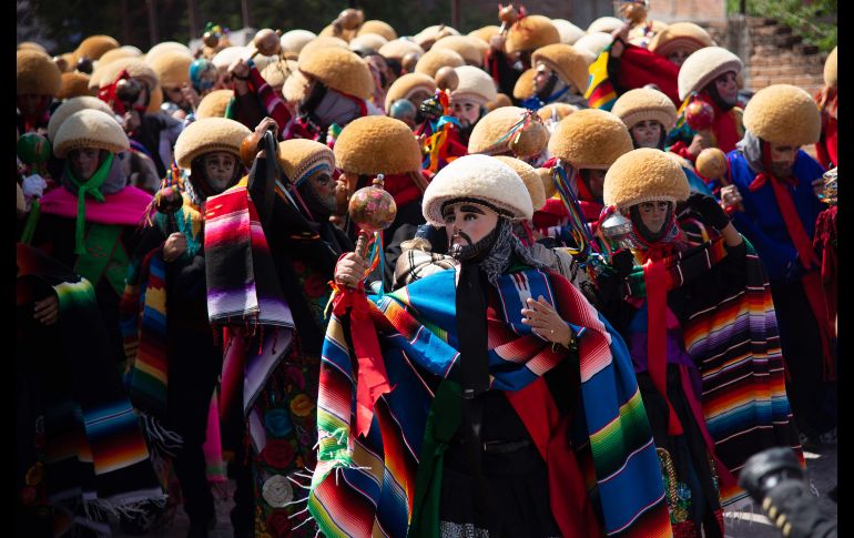 Los danzantes usan una máscara de madera y un sarape, así como una montera en la cabeza; bailan al son del tambor y las flautas de carrizo. EFE/C. López