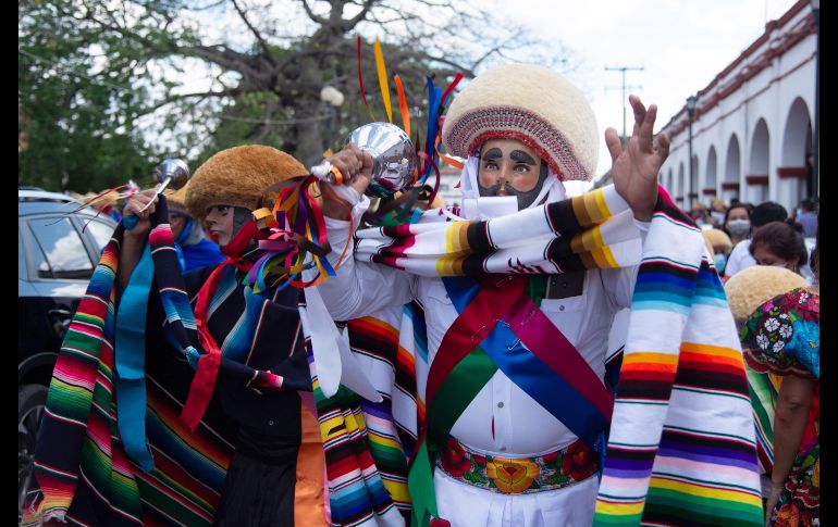 Los danzantes usan una máscara de madera y un sarape, así como una montera en la cabeza; bailan al son del tambor y las flautas de carrizo. EFE/C. López