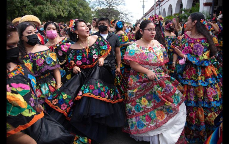 Los danzantes usan una máscara de madera y un sarape, así como una montera en la cabeza; bailan al son del tambor y las flautas de carrizo. EFE/C. López