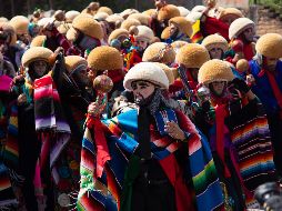 Los danzantes usan una máscara de madera y un sarape, así como una montera en la cabeza; bailan al son del tambor y las flautas de carrizo. EFE/C. López