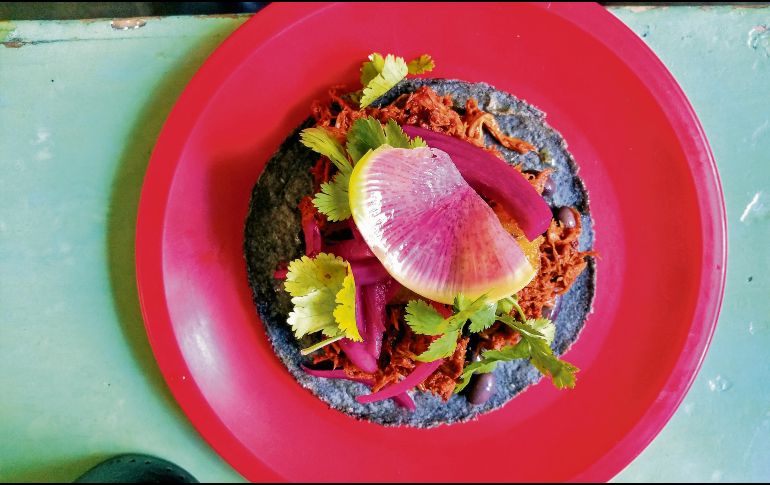 Taco de cochinita. Cochinita horneada, frijoles negros, plátano frito, cebolla morada encurtida, cilantro y rábano sandía en tortilla de maíz criollo ($50 pesos). EL INFORMADOR/F. González