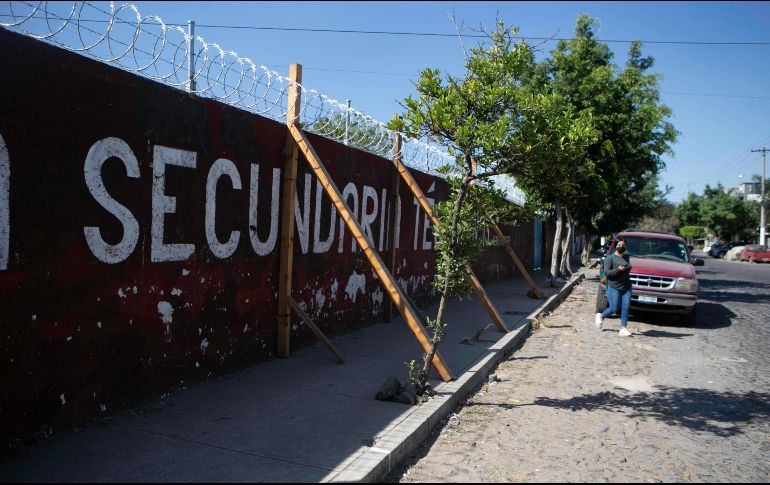 Barda perimetral de la Secundaria Técnica 13, apuntalada por fracturas. EL INFORMADOR/G. Gallo
