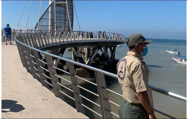 Elementos de Protección Civil mantienen un monitoreo en el comportamiento de las playas de Puerto Vallarta tras la alerta de tsunami. TWITTER / @PCJalisco