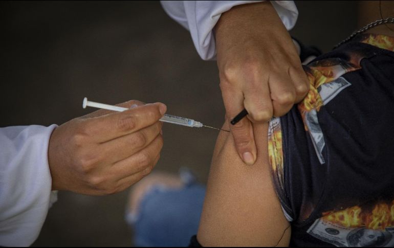 ACCESO. Desde el pasado 3 de noviembre, y por lo menos hasta el próximo mes de marzo, podrás encontrar la vacuna contra la influenza en cualquier unidad médica o clínica del IMSS. XINHUA/S. Armas