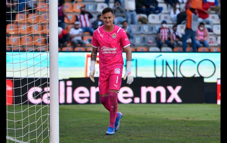 SE LO COME. Raúl Gudiño no pudo controlar el pase del Tiba Sepúlveda y el balón se le escurrió al fondo de las redes. IMAGO7