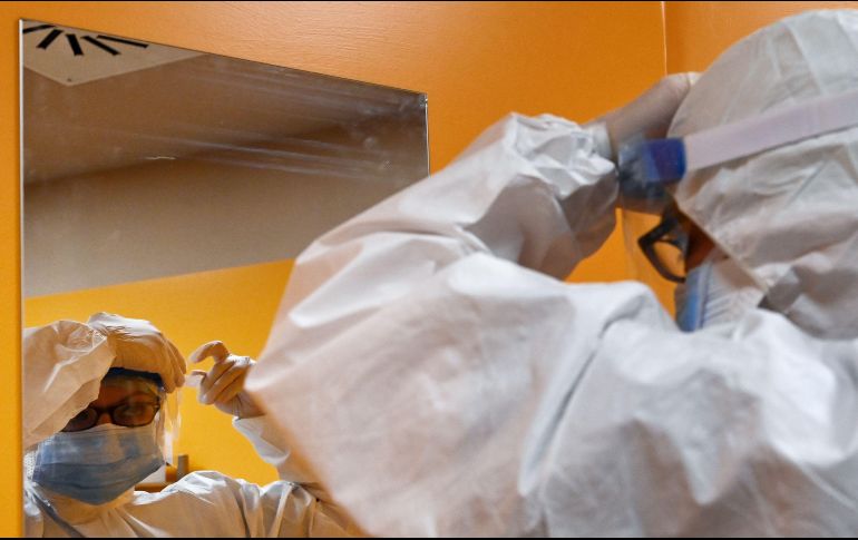 Tan sólo en Jalisco, un total de mil 156 trabajadores del sector salud se encuentran en aislamiento porque tienen COVID. AFP / ARCHIVO