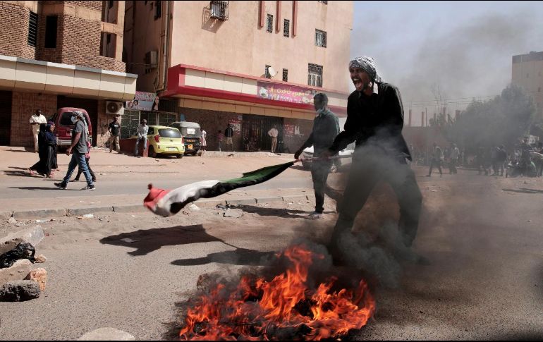 La policía de Sudán reportó que uno de sus generales fue apuñalado por uno de los manifestantes. AP/ M. Ali