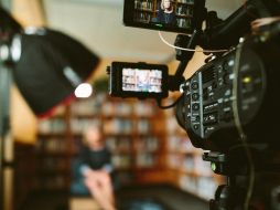 La conductora de televisión Ana Ruiz se encuentra en el ojo del huracán por su decisión. ESPECIAL/Unsplash-S. McGhee
