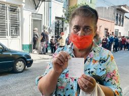 La primera vez que a María Ramírez le tocó retirar su pensión, no le llegó completa. “Necesito el dinero para mi hijo que tengo malo de esquizofrenia”. EL INFORMDOR/Y. Mora