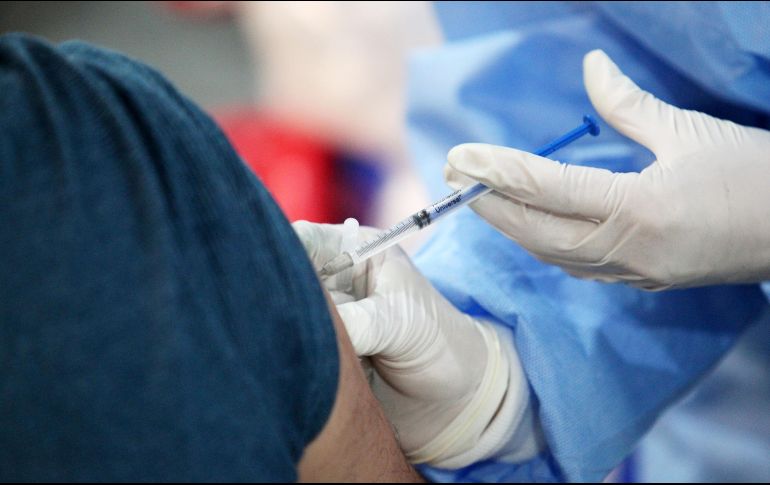 De acuerdo con López-Gatell, las hospitalizaciones y las muertes por COVID han sido mitigadas gracias al avance en el plan de vacunación. EL INFORMADOR / ARCHIVO