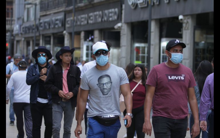 El efecto del cubrebocas durante la pandemia no únicamente reduce las posibilidades de contagio, también volvería más atractivos a los hombres. NTX/ARCHIVO