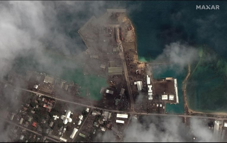 Las tareas de rescate se ven obstaculizadas por el corte de un cable de comunicaciones submarino y lo inaccesible de la isla. EFE/MAXAR TECHNOLOGIES