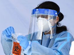 Especialistas señalan que sí hay riesgo de hospitalización y de fallecimiento con ómicron. AFP