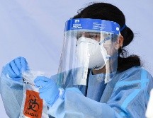 Especialistas señalan que sí hay riesgo de hospitalización y de fallecimiento con ómicron. AFP