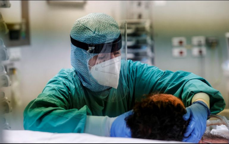 El uso de cubrebocas y la sana distancia son las mejores medidas de prevención. EFE/G. Lami